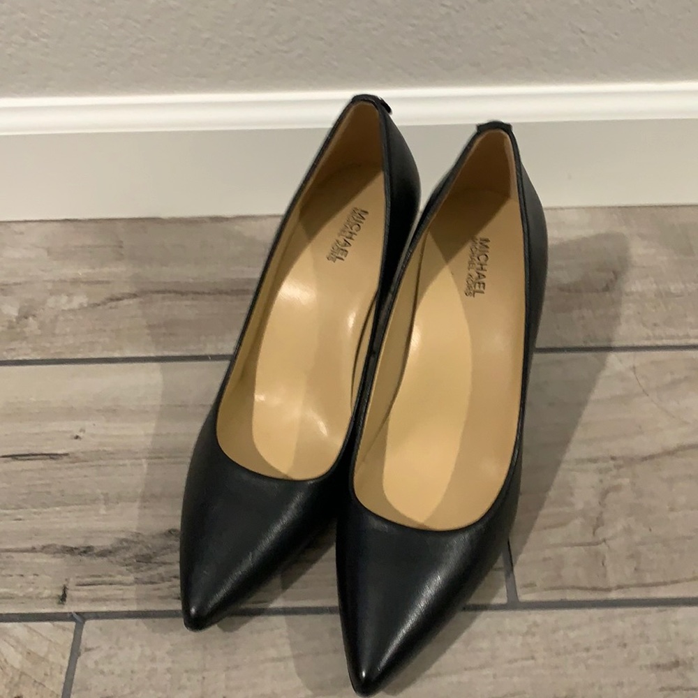 Michael Kors 7.5 black pumps